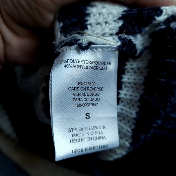 Takara Oversized Cropped Striped Turtleneck Sweater - Picture 12 of 12